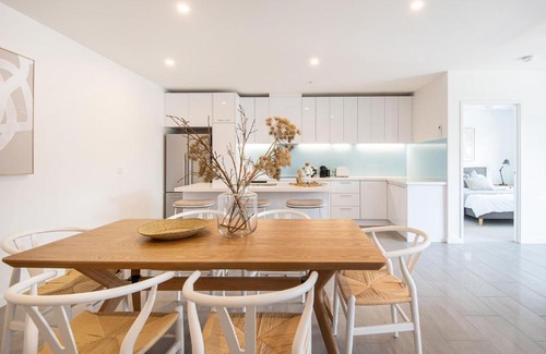 Rosebud Apartment | Beachfront Apartment with lots of Wow