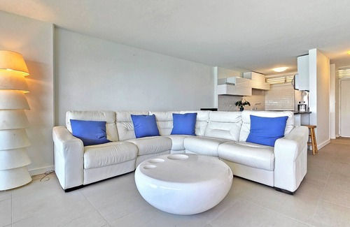 Diamond Head - Kapahulu - St. Louis Condo | Beachfront Beautiful & Spacious King bed Condo with Dedicated Free Parking Spot