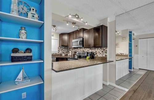 Fort Walton Beach Apartment | Beachfront Bliss 1BR Condo at Emerald Isle 202