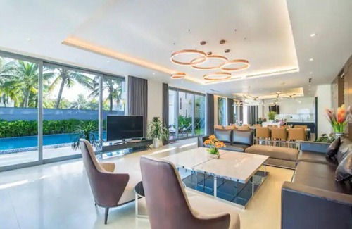 Ngu Hanh Son House | Beachfront Bliss: 6-BR Villa in five-star resort