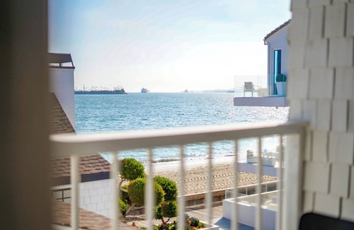 Peninsula House | Beachfront Bliss: Your Ideal Home by the Waves