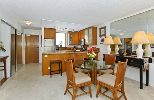 Diamond Head - Kapahulu - St. Louis Condo | Beachfront Building at the Quiet End of Waikiki with Swimming/Surfing!