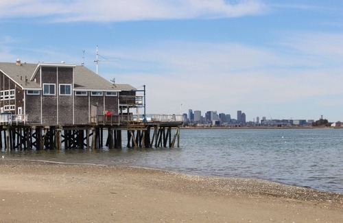 Quincy Apartment | Beachfront Bungalow Suite w/Parking