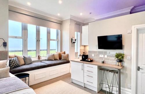 Littlestone-on-Sea Apartment | Beachfront Compact Coastal Crib, DIRECT Sea Views & Air Conditioning