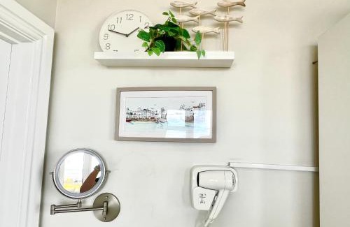 Littlestone-on-Sea Apartment | Beachfront Compact Coastal Crib, DIRECT Sea Views & Air Conditioning