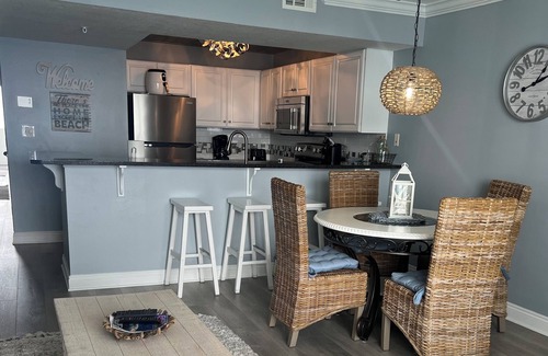 Emerald Coast Condo | Beachfront Condo Gorgeous Gulf view, Steps from the beach, Pool’s, Beach service