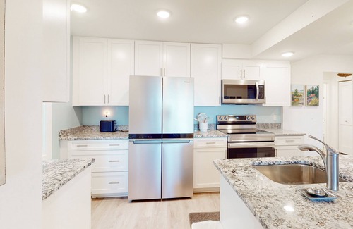 Glen Arbor Condo | Beachfront condo in Glen Arbor with deck, fireplace, Lake Michigan views & W/D