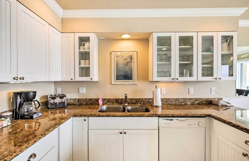 Lincoln Beach Condo | Beachfront Condo w/Patio & Views - Walk to Shore!
