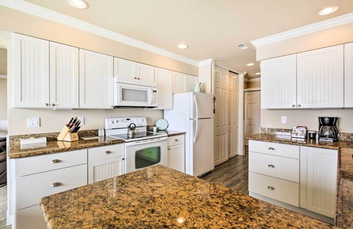 Lincoln Beach Condo | Beachfront Condo w/Patio & Views - Walk to Shore!