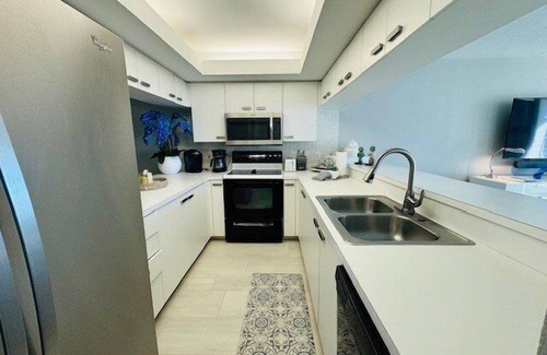 Park Shore Condo | Beachfront condo with exceptional views CL0802