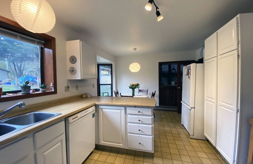 North Saanich House | Beachfront cottage with hot tub close to ferry and airport.