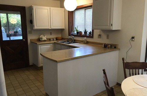 North Saanich House | Beachfront cottage with hot tub close to ferry and airport.