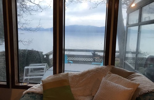 North Saanich House | Beachfront cottage with hot tub close to ferry and airport.