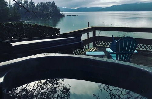 North Saanich House | Beachfront cottage with hot tub close to ferry and airport.