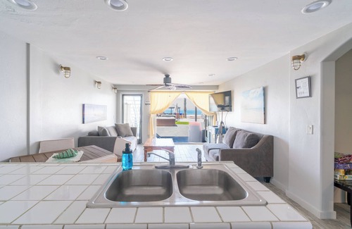 Townsite Cottage | BEACHFRONT COTTAGE LOWER UNT ON THE STRAND IN OCEANSIDE, TWO-BED AND ONE-BATH