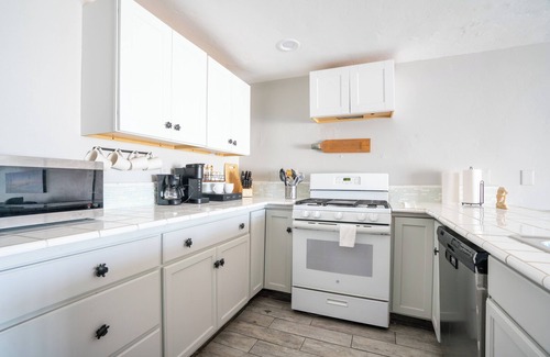 Townsite Cottage | BEACHFRONT COTTAGE LOWER UNT ON THE STRAND IN OCEANSIDE, TWO-BED AND ONE-BATH
