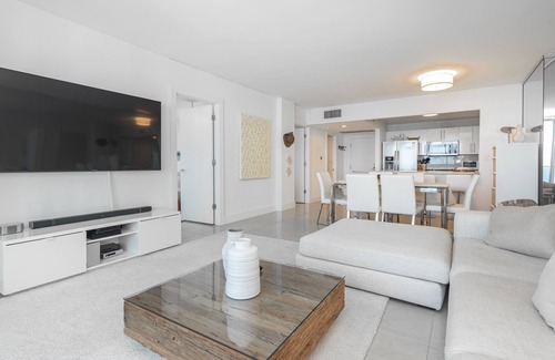 Miami Beach Apartment | Beachfront Escape l 2BR l Balcony & Ocean View