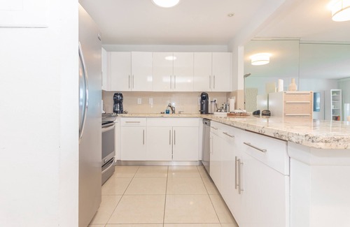 Miami Beach Apartment | Beachfront Escape l 2BR l Balcony & Ocean View