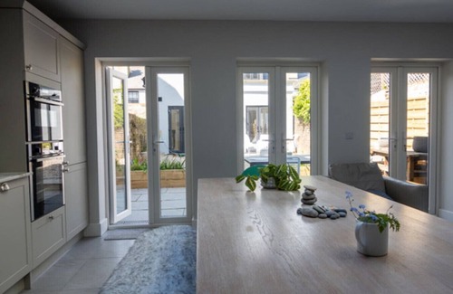 Deal House | Beachfront Family House + Annexe - Sleeps 10