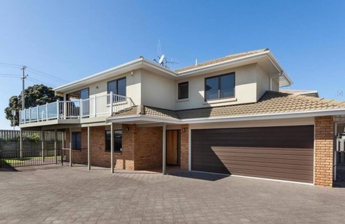 Omanu House | Beachfront Holiday Haven
