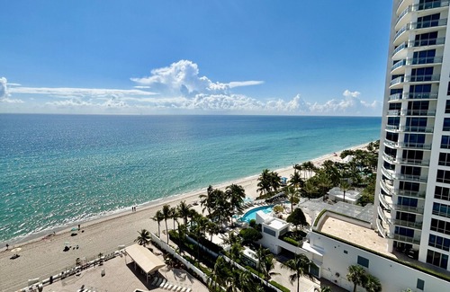 Hollywood South Central Beach Condo | Beachfront Oasis Awaits - No Resort Fees! ☀️🏝️🌊⛱️