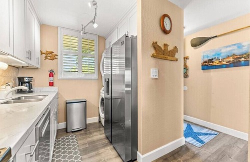 Maalaea Condo | Beachfront ocean View Condo With Unobstructed Ocean Views. 5 star reviews *