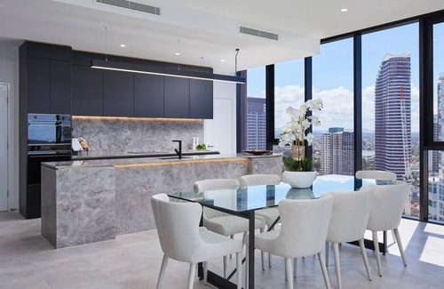 Gold Coast Apartment | Beachfront Penthouse Broadbeach Waters.