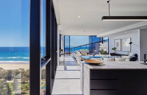 Gold Coast Apartment | Beachfront Penthouse Broadbeach Waters.