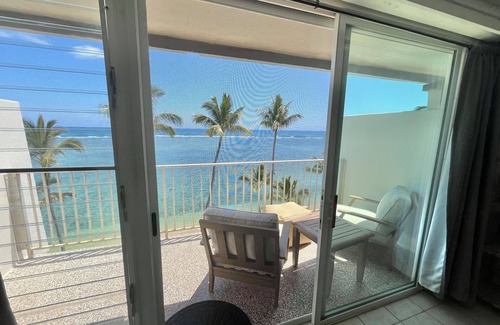 Punaluu Condo | BEACHFRONT PENTHOUSE WITH A/C right on FAMILY SAFE BEACH!