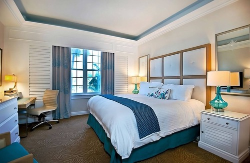 Pass-a-Grille Hotel | Beachfront Property w/Amazing View! Gorgeous Room w/King Bed, Outdoor Pool