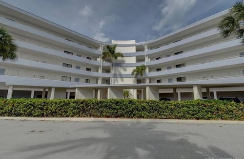 Stuart Condo | Beachfront remodeled condo in Hutchinson Island