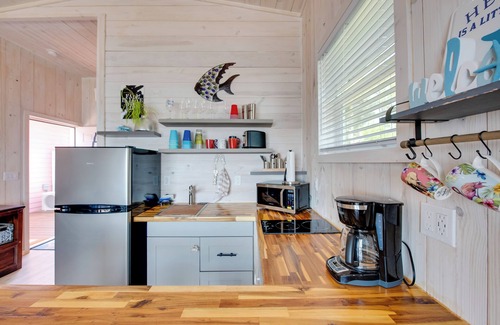 Carrabelle Cottage | Beachfront Retreat w/Dock in Lanark Village!