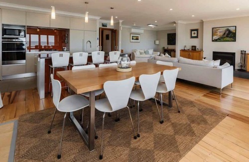 Oakura House | Beachfront Retreat with Stunning Views