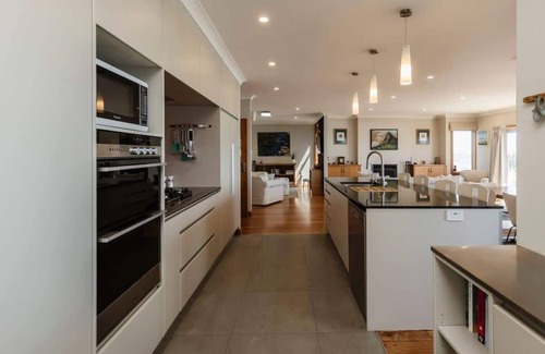 Oakura House | Beachfront Retreat with Stunning Views
