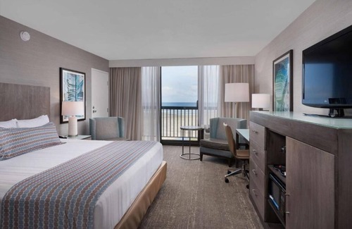 Newport Hotel | Beachfront Stay! Drive Along Highway 101 | Free Parking + Pets Are Allowed