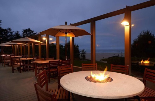 Newport Hotel | Beachfront Stay! Drive Along Highway 101 | Free Parking + Pets Are Allowed