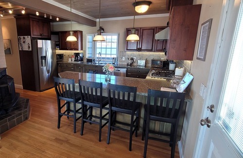 Oak Harbor House | Beachfront! Steps from the beach, hot tub, whales & ships, Canada!