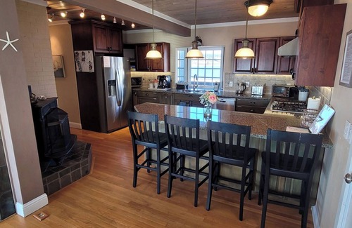 Oak Harbor House | Beachfront Steps to the Sand, Hot Tub Birdwatching
