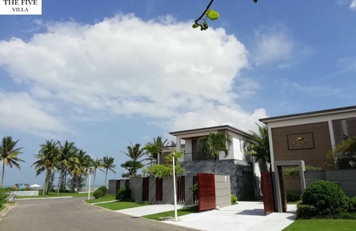 Ngu Hanh Son Villa | Beachfront Villa 8BRS for Big Group.