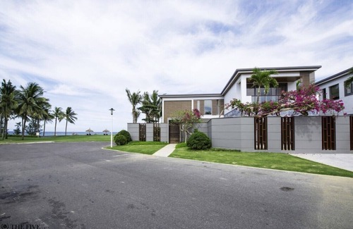 Ngu Hanh Son Villa | Beachfront Villa 8BRS for Big Group.