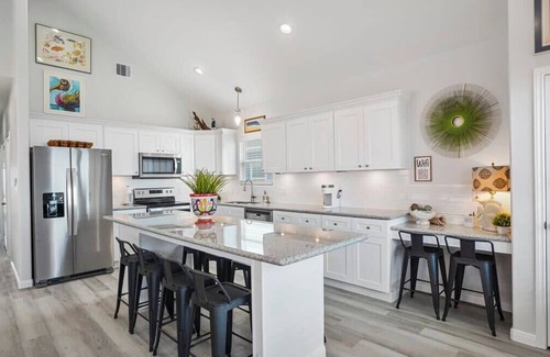 Gilchrist House | Beachfront3BR Steps to Sand Sleeps 10+Pet Friendly