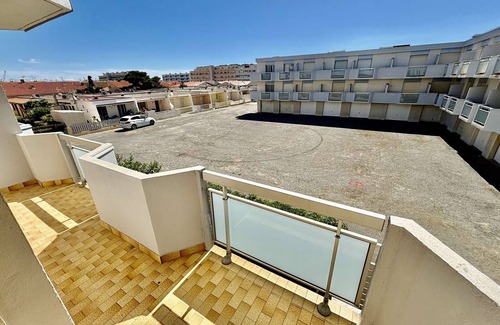 Port-la-Nouvelle Apartment | Beachside Apartment for 8 with Balconies and Close to Shops in Port-la-Nouvelle