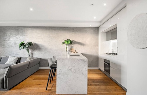 Port Melbourne Apartment | Beachside Gem: Gorgeous Views & Cafes Steps Away!