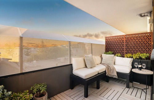 Port Melbourne Apartment | Beachside Gem: Gorgeous Views & Cafes Steps Away!