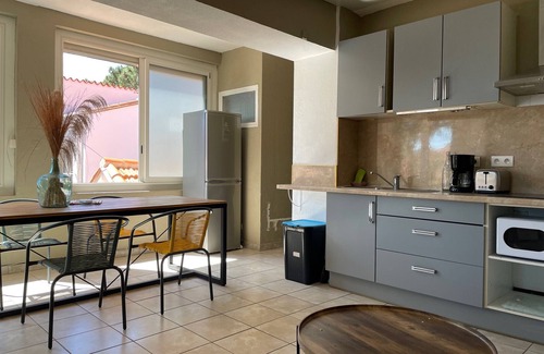 Plage d'Argeles Apartment | Beachside Getaway: Cozy 2-Room Apartment with Wi-Fi, A/C, Close to Shops & Attractions