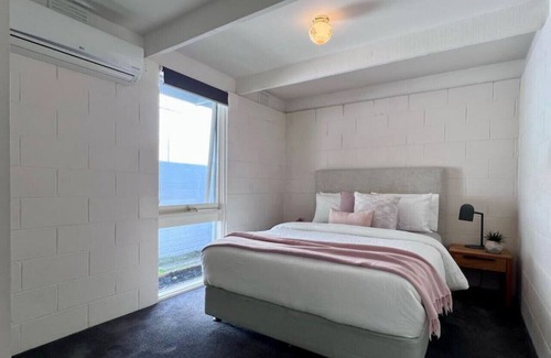 Black Rock House | Beachside Getaway - Pets Welcome!