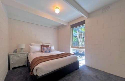 Black Rock House | Beachside Getaway - Pets Welcome!