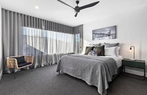 Chelsea House | Beachside Lane - Luxury On the Beach with Views