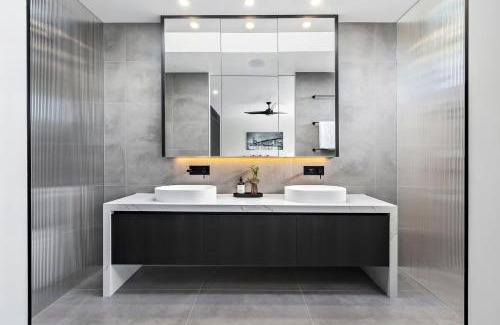 Chelsea House | Beachside Lane - Luxury On the Beach with Views