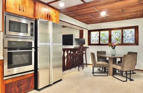 Peninsula House | Beachside Sanctuary – Lovely 3 BDR Steps to Ocean!